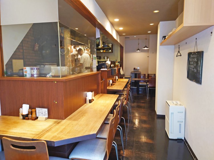 カウンター9席とテーブル席2卓で計16席。