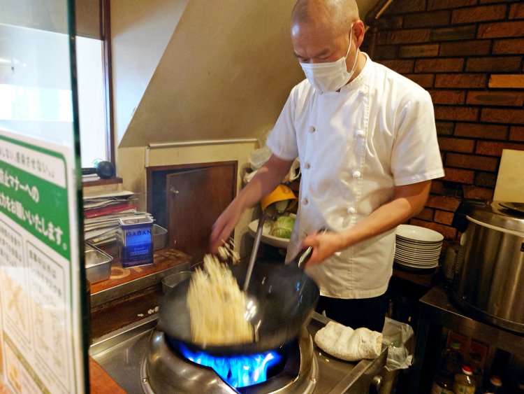 本当に目にも止まらぬ速さで、ご飯がぱらぱらに。