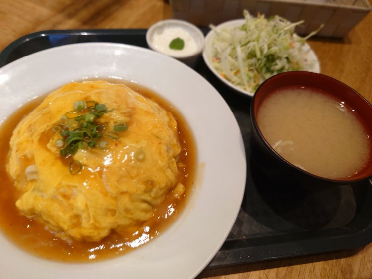 天津玉子のあんかけチャーハン890円。ランチはすべて味噌汁、サラダ、杏仁豆腐付。