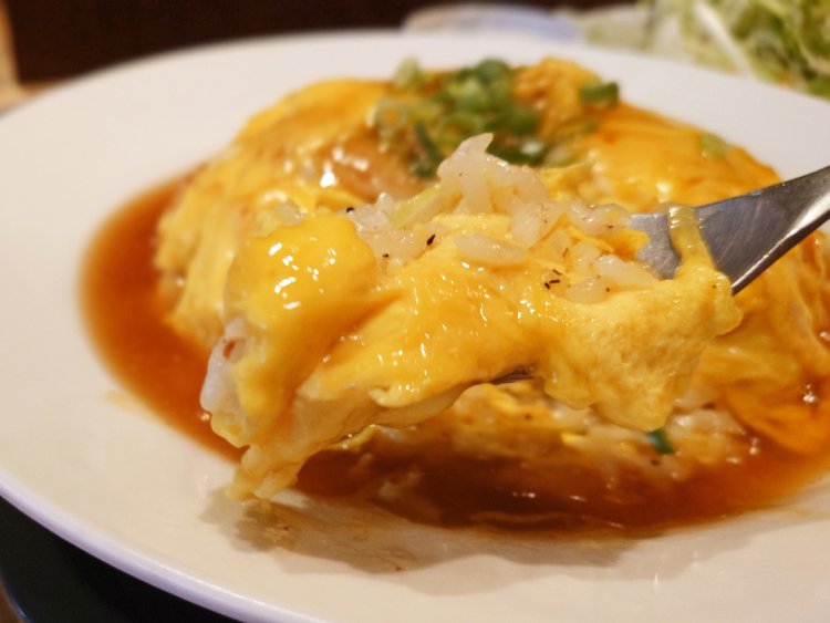 餡をまとったふわふわ天津玉子をチャーハンごとスプーンでひとすくい。