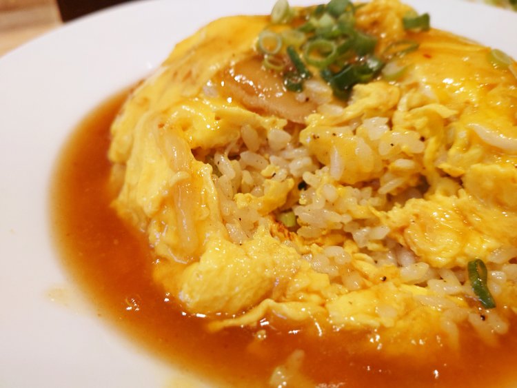 チャーハンは、小粒のブレンド米がほどよくほどけてぱらぱらの仕上がり。