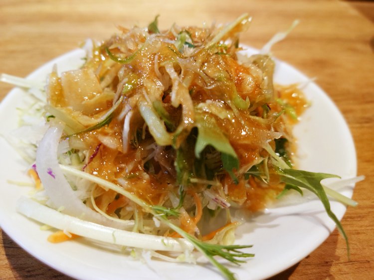 醤油と味噌のドレッシングでいただく、和テイストのサラダ。