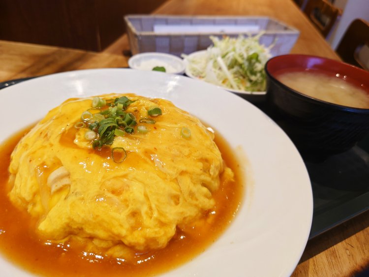 天津玉子のあんかけチャーハン890円。ランチはすべて味噌汁、サラダ、杏仁豆腐付き。