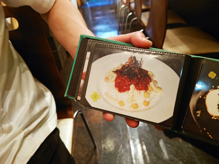 チャーハンの起源といわれる、エジプト料理店で出会ったコシャリ。チャーハンに並ぶランチメニューの一品。