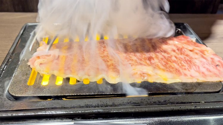 幸せのサーロインは1枚2200円。ご飯と卵が付く。