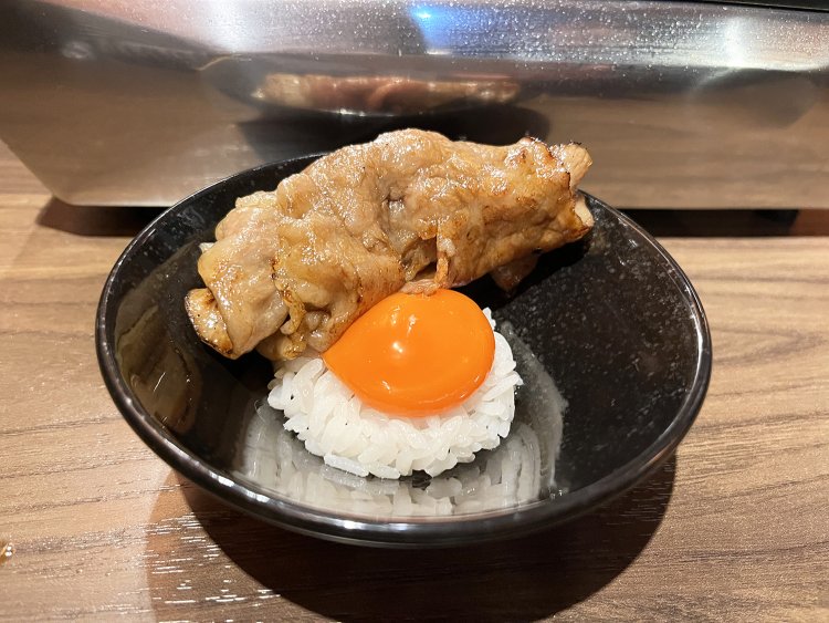 ランチと一緒に楽しめるご馳走メニュー、幸せのサーロインは一枚2200円。ご飯と卵も料金に含まれる。