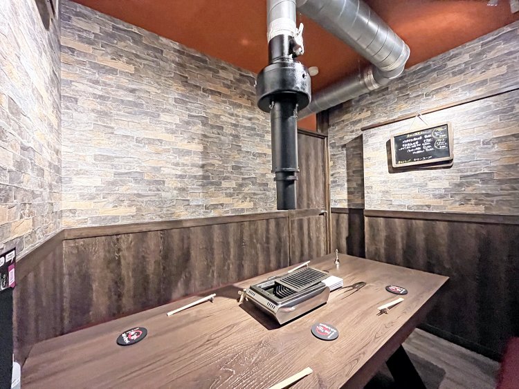 4～6名まで利用可能な個室も完備。家族やグループなどで周囲に気兼ねなく食事が可能だ。