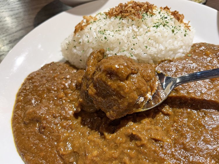 牛肉や玉ねぎなどの甘みや旨味が濃縮された、こってり濃厚でスパイシーなカレー。