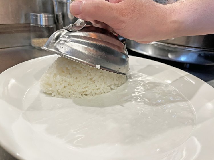 ただご飯を盛り付けるだけでなく、レトロなライス型に入れてくれるのがちょっとうれしい。