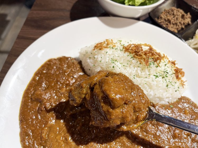 特製牛タンカレーライス1000円。ご飯、おかず2品とサラダ、スープ付き。