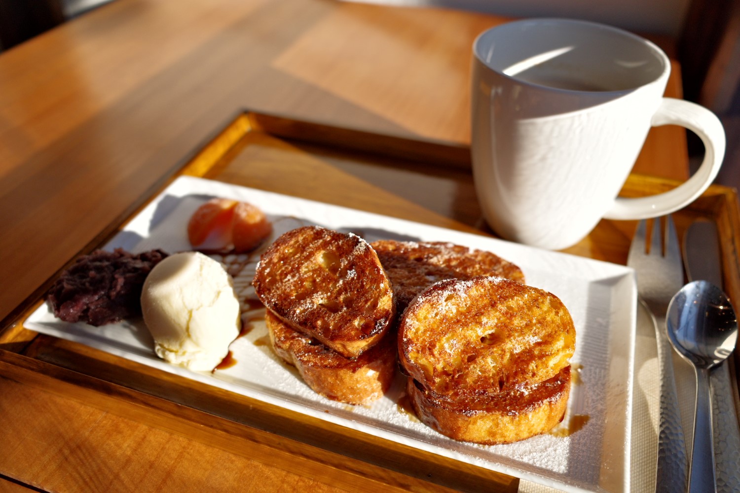 浅草フレンチトースト900円とサイフォンで淹れるコーヒー600円。セットで頼むと100円引きに。