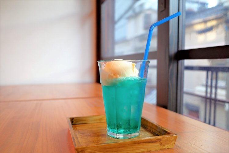 透き通ったブルーが美しい晴蔵ソーダ600円。