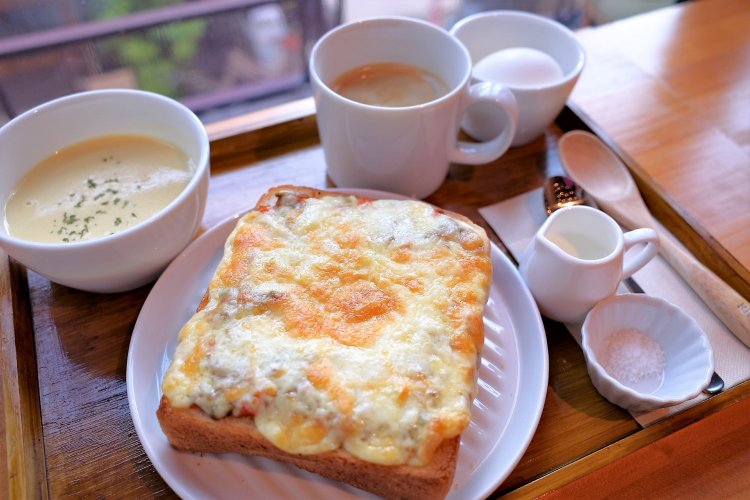 モーニング600円はプラス150円でバタートーストからカレーチーズのトースト、あんバターなどに変更可能！朝7時よりオープンなので早朝散歩のルートに加えよう。