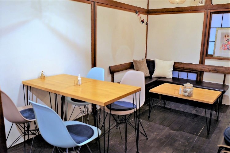 まるで昔からの友人の部屋のような親しみやすさのある店内。