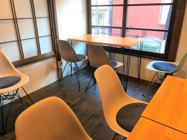 座る場所によっていろいろな表情を見せる。