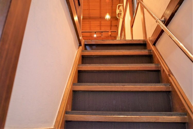 ガラスの引き戸を開けると階段を昇るよう促される。