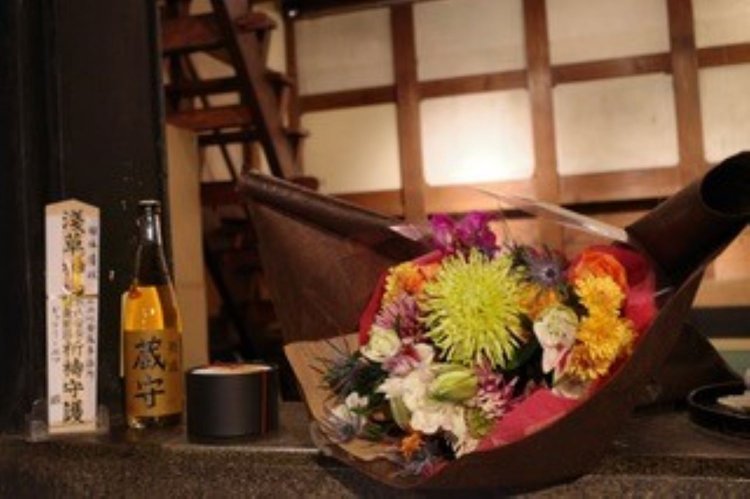 副住職・張堂芳俊さんが持ってきてくれた花束。