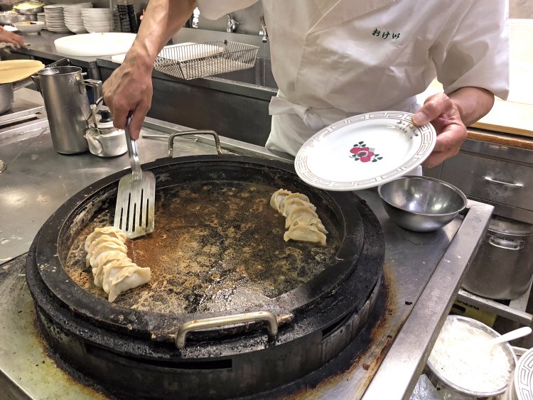 この鍋で一気に13人前を焼く。