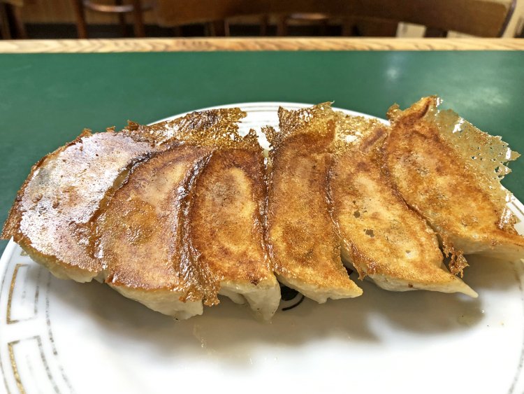 しっかりついた焼き色が食欲をそそる。この焼いた面の香ばしさも餃子の醍醐味！