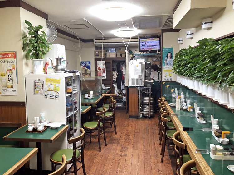 お昼はいつも満席。餃子は作る先から提供される。