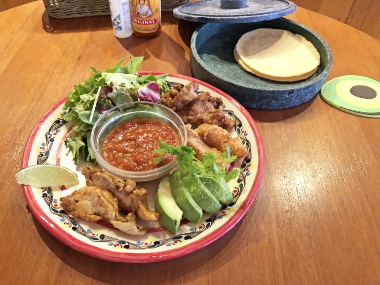 こだわりのトルティーヤにお皿が見えないほどの具材が乗ったタコスプレート1100円。