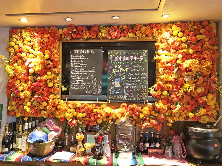 見るだけで心が浮き立つ花に囲まれたド派手なテキーラメニュー。