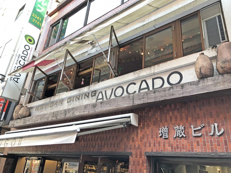 見上げると大きな『AVOCADO』の文字。