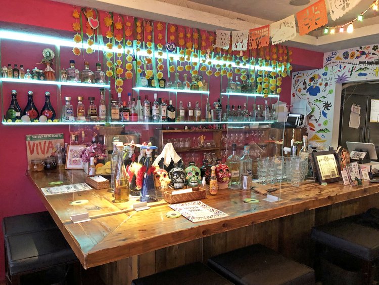 建築家ルイス・バラガンの作品を参考に一面の壁をピンク色に。