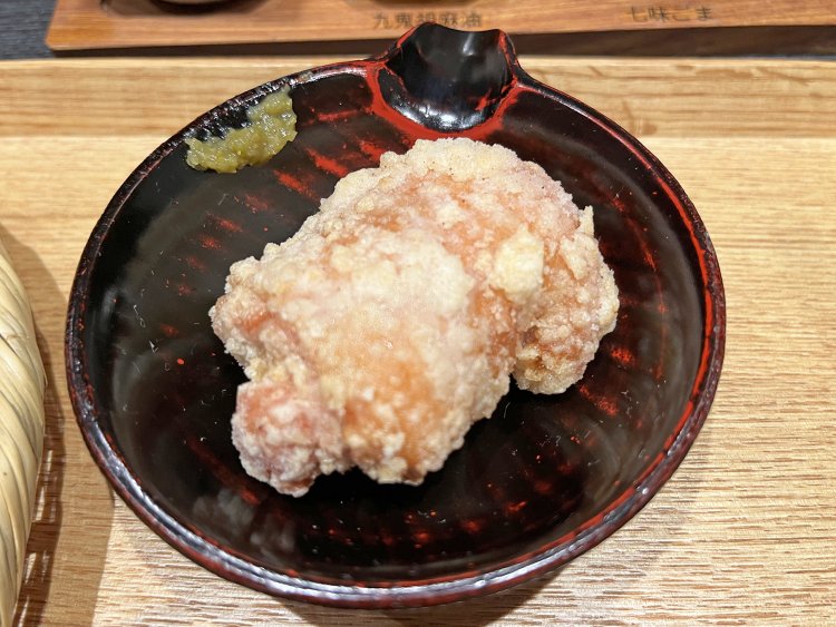 伊東さんから「柚子胡椒も合う」とおすすめされた塩麹唐揚げ。築地の鶏専門店で仕入れた国産もも肉を使用。あっさりした味付けだが、ジューシーでパンチがある。