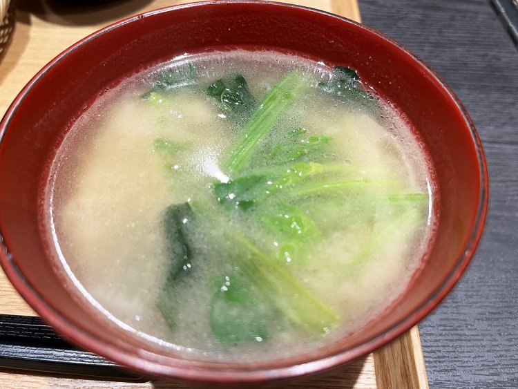夕方から昆布を水に浸け、翌朝さらにカツオ節、アゴを加えて取ったダシを味噌汁に使う。「隠し味の練りごまで風味とコクが出てるでしょう？」と伊東さん。
