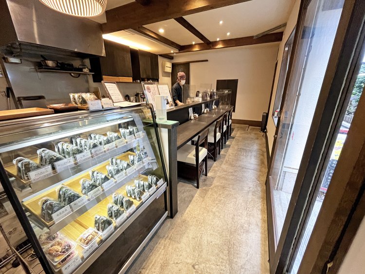 店内に入るとすぐテイクアウトのガラスケースがある。