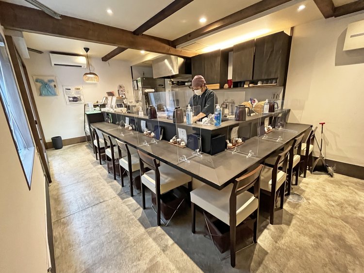 L字のカウンターでできたてのおむすびやお茶漬けが食べられる。