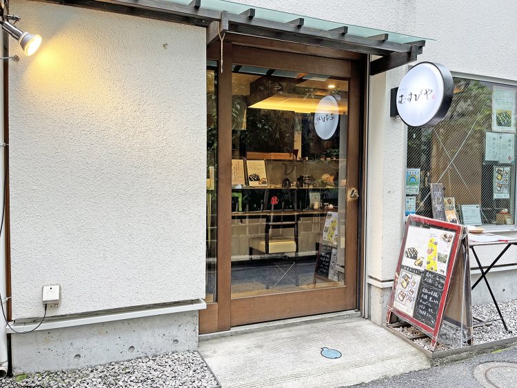 神楽坂通りから「神楽小路」を入ってすぐ。入り口の引き戸にはおむすび型のドアノブがついており、それを握って店に入る。