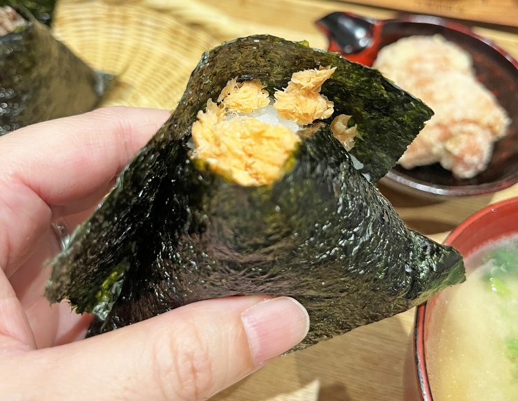 30種以上から好きなおむすびを2個選べるおむすびセット700円。写真は北海道産銀鮭。塩麹唐揚げ、味噌汁付き。ただし、特選むすびは１個につきプラス100円。