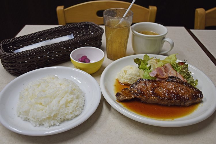 大山ステーキ定食990円。オーストラリア産のサーロインステーキ150ｇがこの値段で提供できるのは食肉卸直営だからこそ。