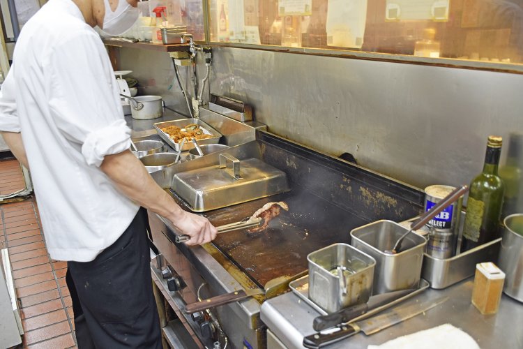 ステーキを焼く厨房の様子。注文を受けてから1枚1枚丁寧に焼き上げている。