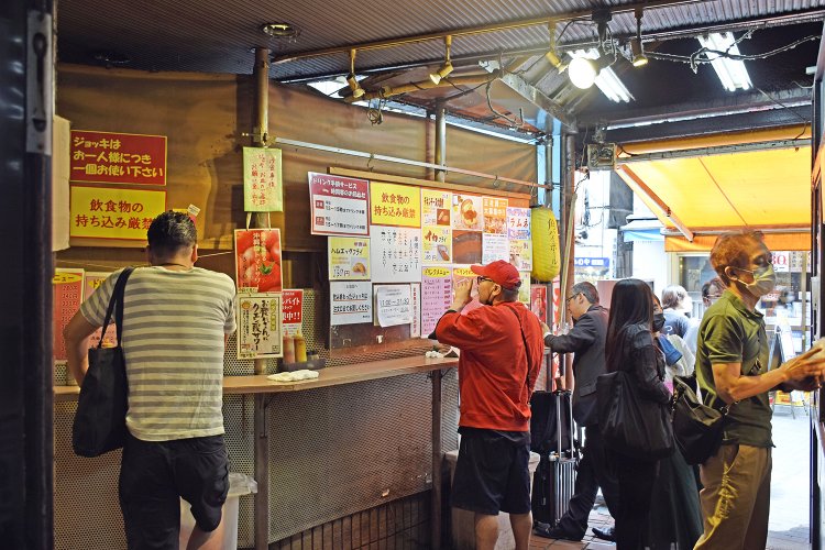 入ってすぐの立ち飲みゾーン。窓口で注文して受け取るキャッシュオンスタイル。