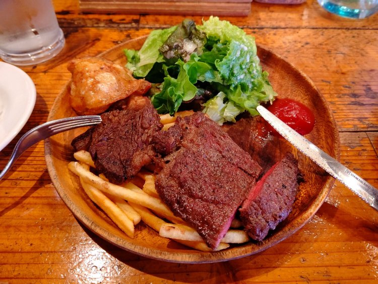 炭火で豪快に焼き上げるステーキランチが大人気！並んでも食べたい神田の肉バル『東京ブッチャーズ』
