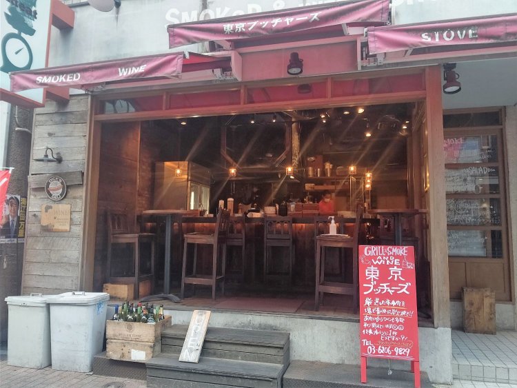 ウェルカムな雰囲気が感じられる店舗正面。