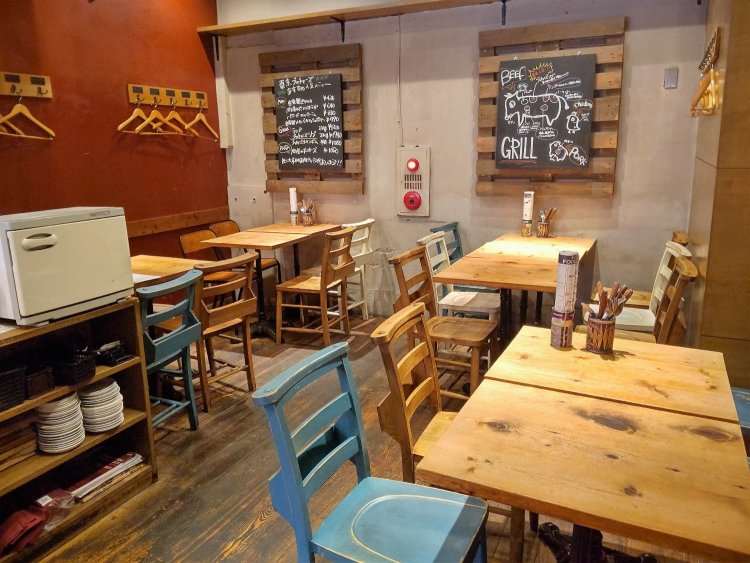 店内奥のテーブル席。床も椅子もテーブルも木製でナチュラルな雰囲気だ。