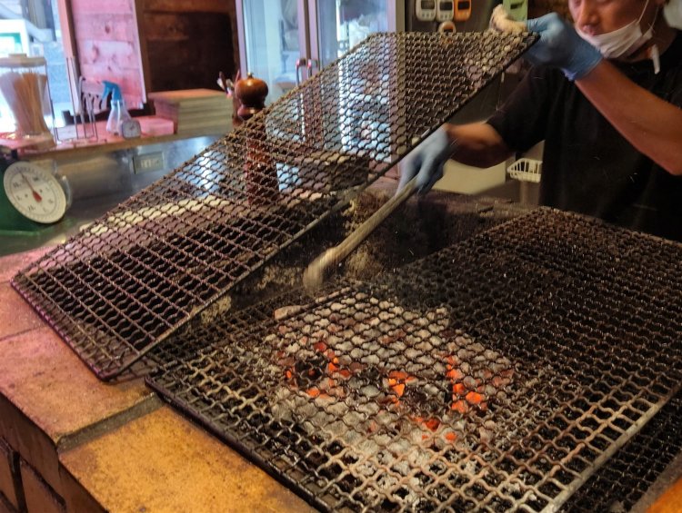 肉料理の立役者となる炭火焼きグリル。炭の並べ方にもコツが要る。