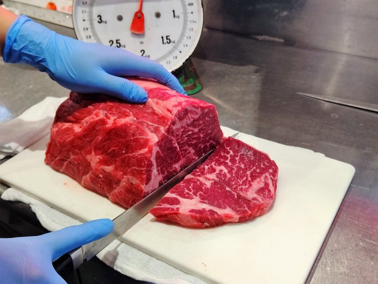 肉の切り分けに使う筋引き包丁。刀身が細く薄手で使いやすいという。