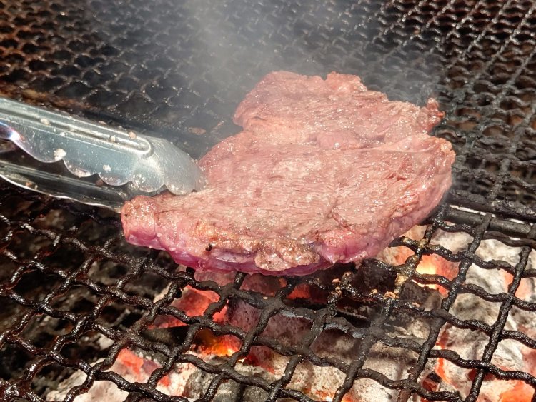 火の通りを考えながら位置を変えつつ両面を焼き、仕上げに黒コショウをふる。トータルの焼き時間は7、8分。