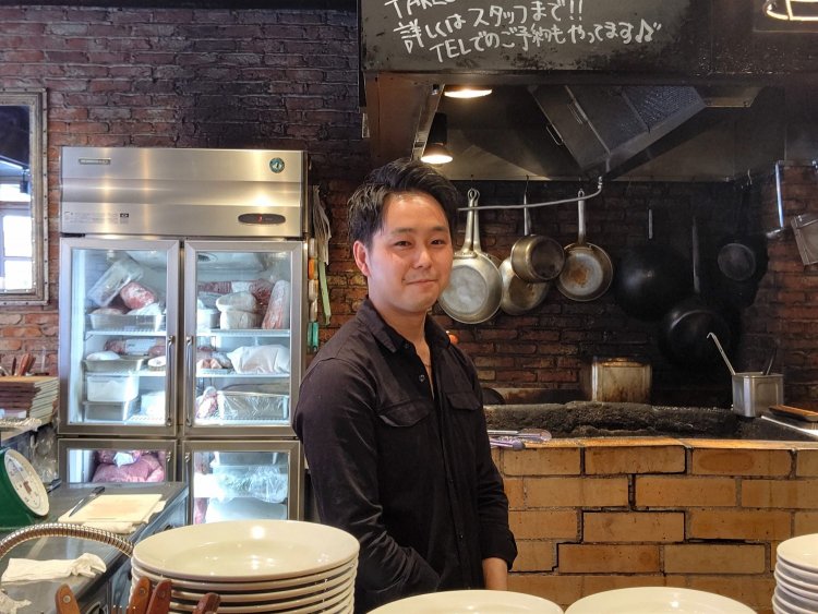 系列店の厨房勤務から異動しグリルを含む調理全般を担当する田中さんは25歳。