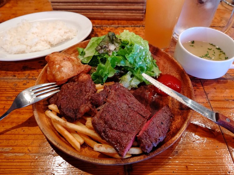 肉屋のステーキプレート1000円。スープ、ライスが付く。