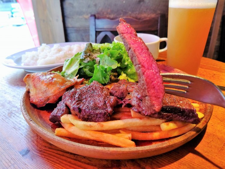 炭火グリルでていねいに焼き上げた、絶妙な火通りのステーキ。