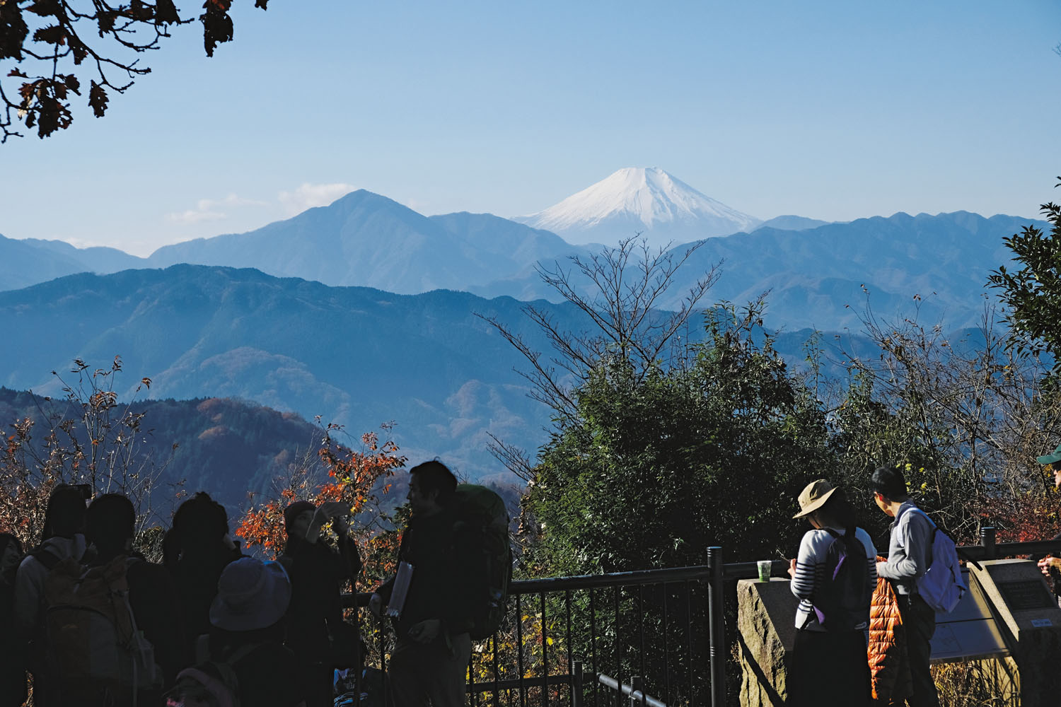 高尾山山頂の展望台からの眺望。富士山の左手の高い山は大室山（おおむろやま）。石老山（せきろうざん）がその下に見える。