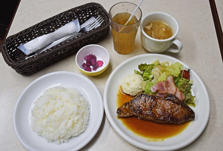 大山ステーキ定食1050円。このボリュームと価格は老舗食肉卸直営だからこそ。