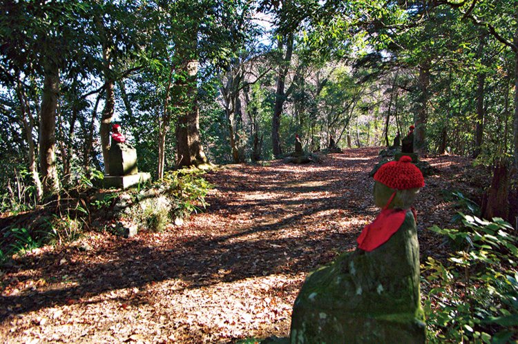 琵琶滝の上に石仏広場があり、7体の地蔵尊が祀られている。