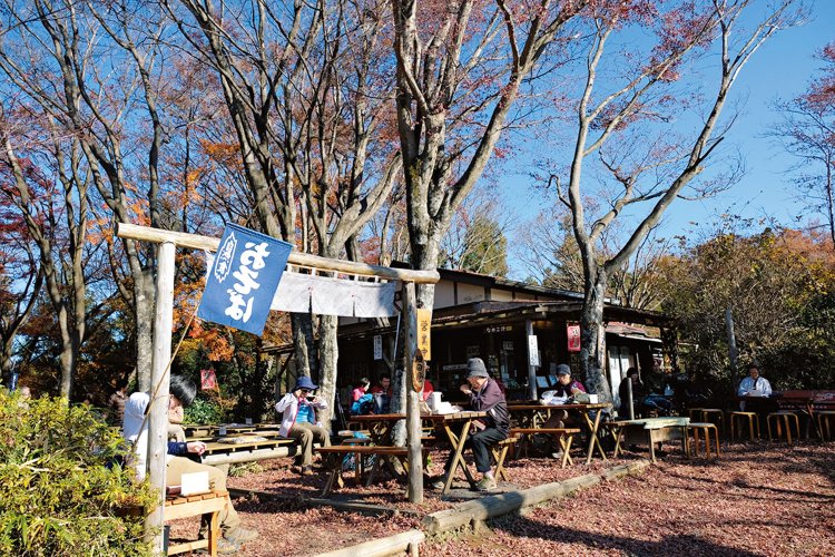 高尾山から一丁平方面に下りて行くともみじ台。ここからの展望もいいが、茶屋もいい。それは細田屋。